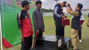 Kadispora-Riau-mengalungkan-medali-cabor-atletik-Popda-Riau-2024.jpg
