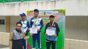 Kadispora-Riau-serah-medali-renang-Popda-Riau-2024.jpg