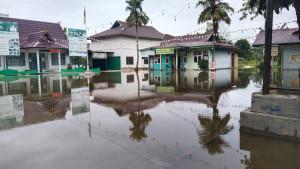 Kantor_Desa_Tarai_Bangun_terendam_banjir_Jumat_12102025.jpg