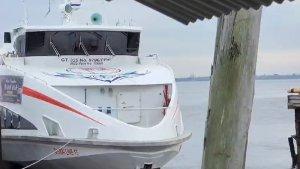 Kapal_ferry_Dumai_line_di_pelabuhan_pelindo_Dumai.jpg