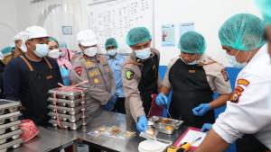 Kapolda-Riau-Irjen-Pol-Herry-Heryawan-saat-memantau-dapur-SPPG-Polres-Inhil.jpg