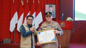 Kapolda-Riau-Irjen-Pol-Mohammad-Iqbal-menerima-penghargaan-dari-BP2MI.jpg