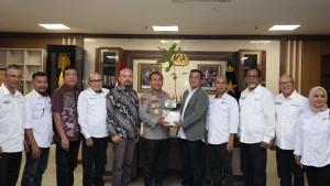 Kapolda-Riau-menyerahkan-bibit-pohon-kepada-Jajaran-pengurus-PWI-Riau.jpg