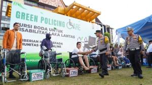 Kapolda-riau-serah-kursi-roda-korban-lakalantas.jpg