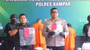 Kapolres-Kampar-AKBP-Boby-Putra-Ramadhan-Sebayang-memperlihatkan-BB-narkoba.jpg