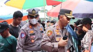 Kapolres-Kuansing-AKBP-Angga-F-Herlambang-berjubel-dengan-ribuan-pengunjung.jpg