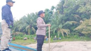 Kapolres-Kuansing-AKBP-R-Ricky-Pratidiningrat-mencoba-menenangkan.jpg