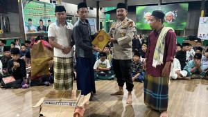 Kapolsek-Cerenti-AKP-Benny-Afriandi-Siregar-menyerahkan-50-mushaf.jpg