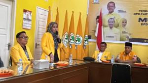 Karmila-Sari-memberikan-penjelasan-saat-mengantarkan-formulir-pendaftaran.jpg