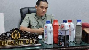 Kasat_Reskrim_Polres_Kuansing_AKP_Shilton_menunjukan_contoh_oli_palsu.jpg