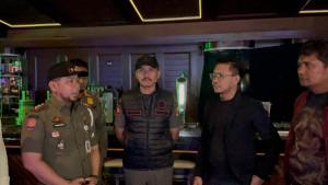 Kasatpol-PP-Kota-Pekanbaru-Yuliarso-memimpin-sidak-di-HW-Live-House.jpg