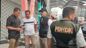 Kasatpol_PP_Kota_Pekanbaru_Yuliarso_memimpin_giat_penyegelan_hiburan_malam.jpg