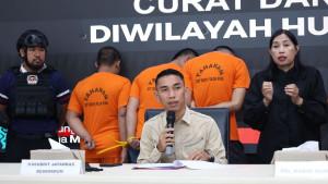 Kasubdit-Jatanras-Ditreskrimum-Polda-Riau-AKBP-Rooy-Noor-saat-memimpin-ekspose-kasus.jpg