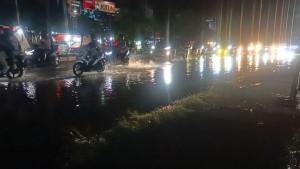 Kawasan-Jalan-HR-Soebrantas-Panam-Pekanbaru-tergenang-air.jpg