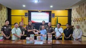 Kejari-kuansing-terima-pengembalian-uang-korupsi-bumdes.jpg