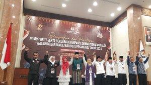 Kelima-pasangan-kandidat-Pilwako-Pekanbaru-2024-berpegangan-tangan.jpg