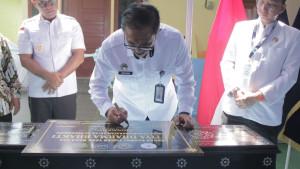 Kepala-Kanwil-Direktorat-Jenderal-Pemasyarakatan-Riau-Maizar-menandatangani-prasasti.jpg