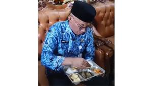 Kepala_SDN_005_Langgini_mencicipi_MBG_sblm_dibagikan.jpg