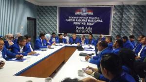 Ketua-DPW-PAN-Riau-Sahidin-memimpin-rapat.jpg