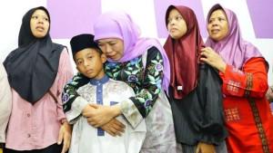 Khofifah-Indar-Parawansa-anak-korban-tewas-kecelakaan-bus-naker-Jember.jpg