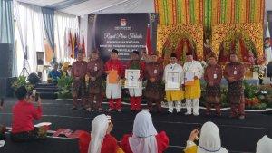 Komisioner-KPU-Pelalawan-berfoto-bersama-Paslon.jpg