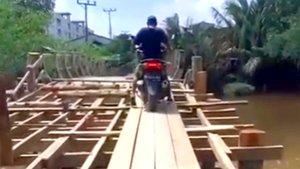 Kondisi-jembatan-di-Sungai-Piring-Inhil-oke.jpg