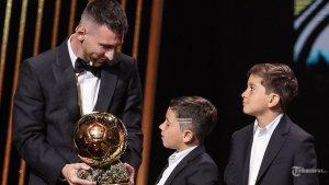 Lionel-Messi-Pamerkan-Trofil-Ballon-dOr-Kedelapannya-di-Inter-Miami.jpg