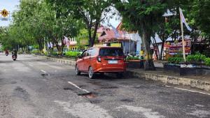 Lubang_menganga_terlihat_di_Jalan_Patimura_Dumai.jpg