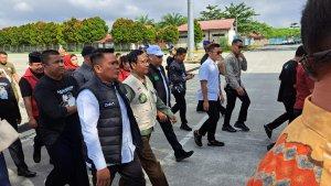 Mahfud_MD_Tiba_di_Pekanbaru_Disambut_Bupati_Pelalawan.jpg
