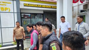 Mantan-Ketua-DPRD-Kuansing-Periode-2009-2014-Muslim-digiring.jpg