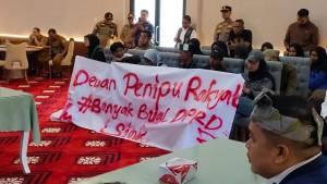 Masaa-membentang-kain-putih-bertuliskan-Dewan-Penipu-Rakyat-di-siak.jpg
