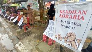 Massa-Rohil-Gelar-Aksi-Semen-Kaki-di-Depan-Kantor-BPN-Riau-Pekanbaru.jpg
