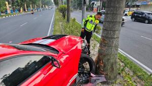 Mobil-Ford-Mustang-mengalami-kecelakaan-lalu-lintas-di-Pekanbaru.jpg