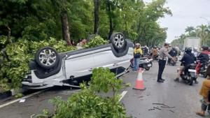 Mobil-Xpander-putih-terbalik-di-Jalan-Jenderal-Sudirman-Pekanbaru.jpg