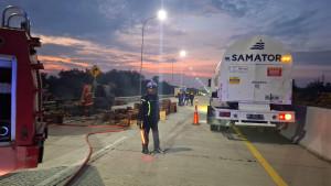 Mobil_Pikap_Pengangkut_Telur_Terbakar_di_Tol_Pekanbaru-Bangkinang.jpg