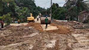 PT-KTU-bantu-warga-Kuala-Gasib-dan-Pangkalan-Pisang-perbaiki-jalan.jpg