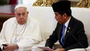Paus-Fransiskus-kiri-dan-Presiden-Indonesia-Joko-Widodo.jpg