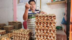 Pedagang_telur_di_pasar_Bunda_Sri_mersing_yang_tengah_melayani_pelanggan.jpg