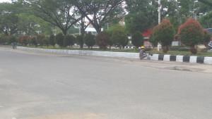 Pekerja-sedang-mengecat-trotoar-jalan-di-Kota-Pasir-Pengaraian.jpg