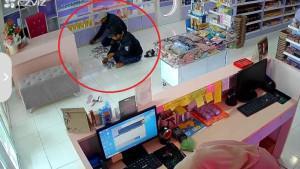 Pelaku-Modus-Tukar-Uang-Receh-Rp700-Ribu-Minta-Rp3-Juta-Terekam-Kamera-CCTV.jpg