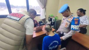 Pelaku-pencabulan-tujuh-anak-saat-menjalani-pemeriksaan-di-Polres-Pangandaran.jpg