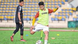Pelatih_PSPS_Riau_Ridwan_Saragih_memantau_latihan_pemainnya.jpg