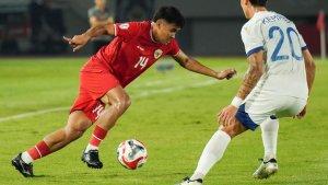Pemain-Timnas-Indonesia-Asnawi-Mangkualam-berebut-bola.jpg