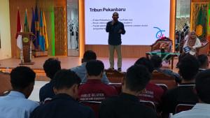 Pemimpin-Redaksi-Tribun-Pekanbaru-Erwin-Ardian-menjadi-pembicara-ketiga.jpg