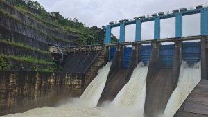 Penampakan-bukaan-3x80-cm-spillway-gate-Waduk-PLTA.jpg