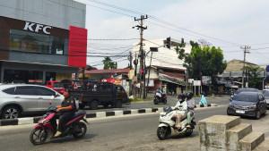Pengemis_di_Pekanbaru_Duduk_di_Simpang_Lampu_Merah_Harapan_Raya.jpg
