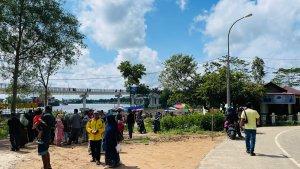 Pengunjung-skywalk-Tengku-Buwang-Asmara-Siak.jpg