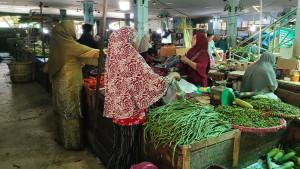 Penjual_cabai_merah_di_pasar_Terubuk_Bengkalis_26092025.jpg