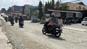Perbaikan_ruas_jalan_rusak_di_Jalan_Lobak_Kota_Pekanbaru_20052025.jpg