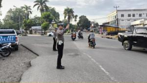 Personel-Sat-Lantas-Polres-Kuansing-melakukan-pengamanan-lalu-lintas-di-Teluk-Kuantan.jpg